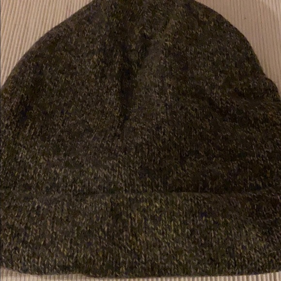 I am selling a new hat. - Picture 2 of 3